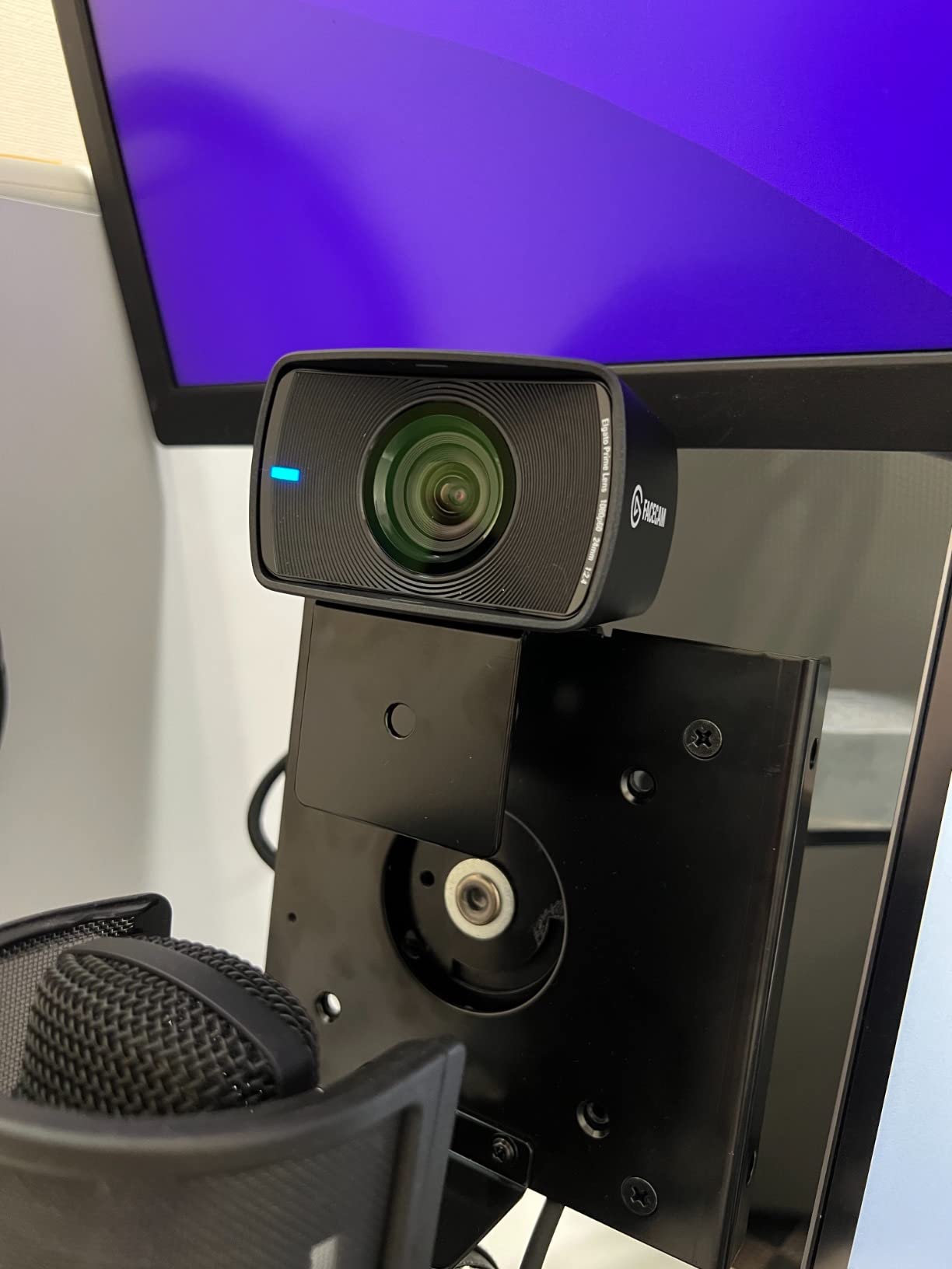 Great picture but no built-in mic