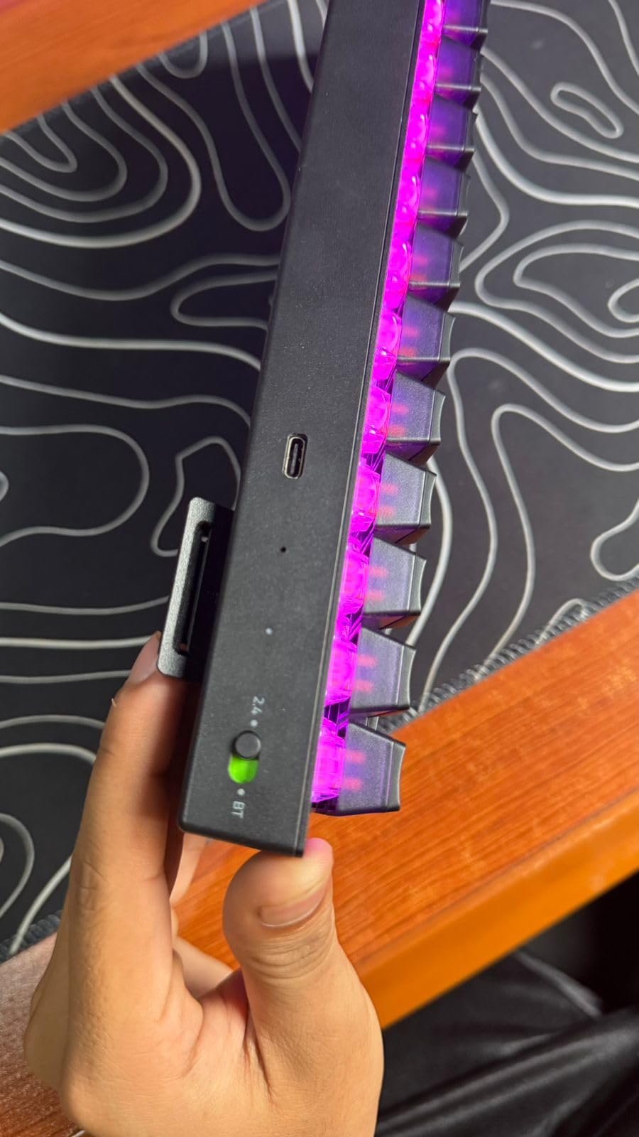 Solid wireless gaming keyboard