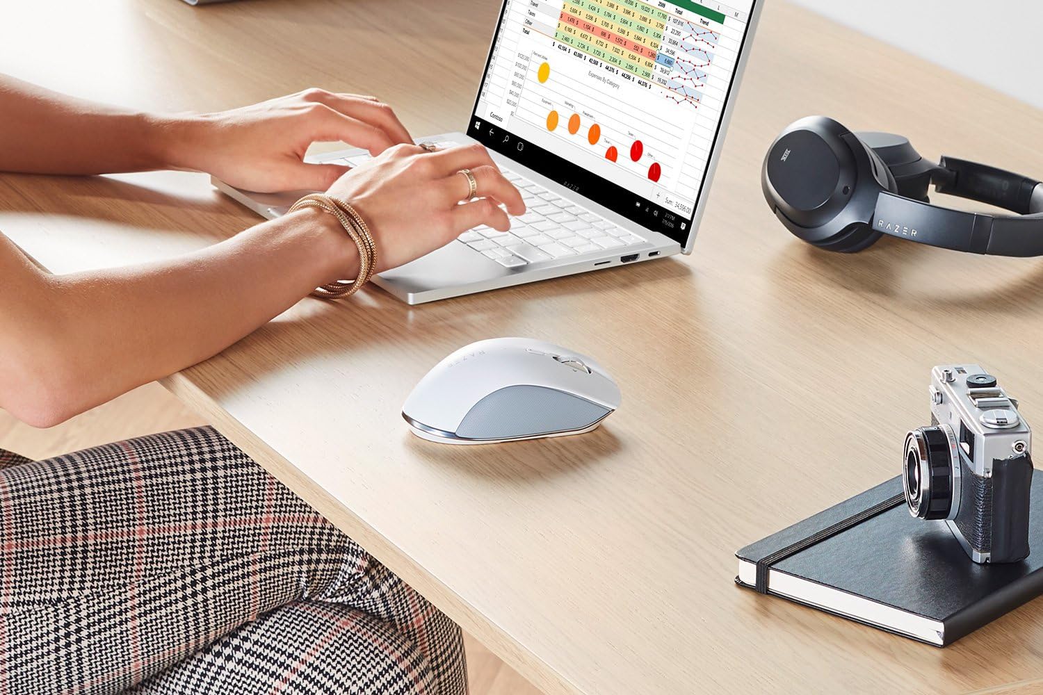 razer-pro-click-humanscale-wireless-mouse-ergonomic-multi-host-400-hour-battery image 6