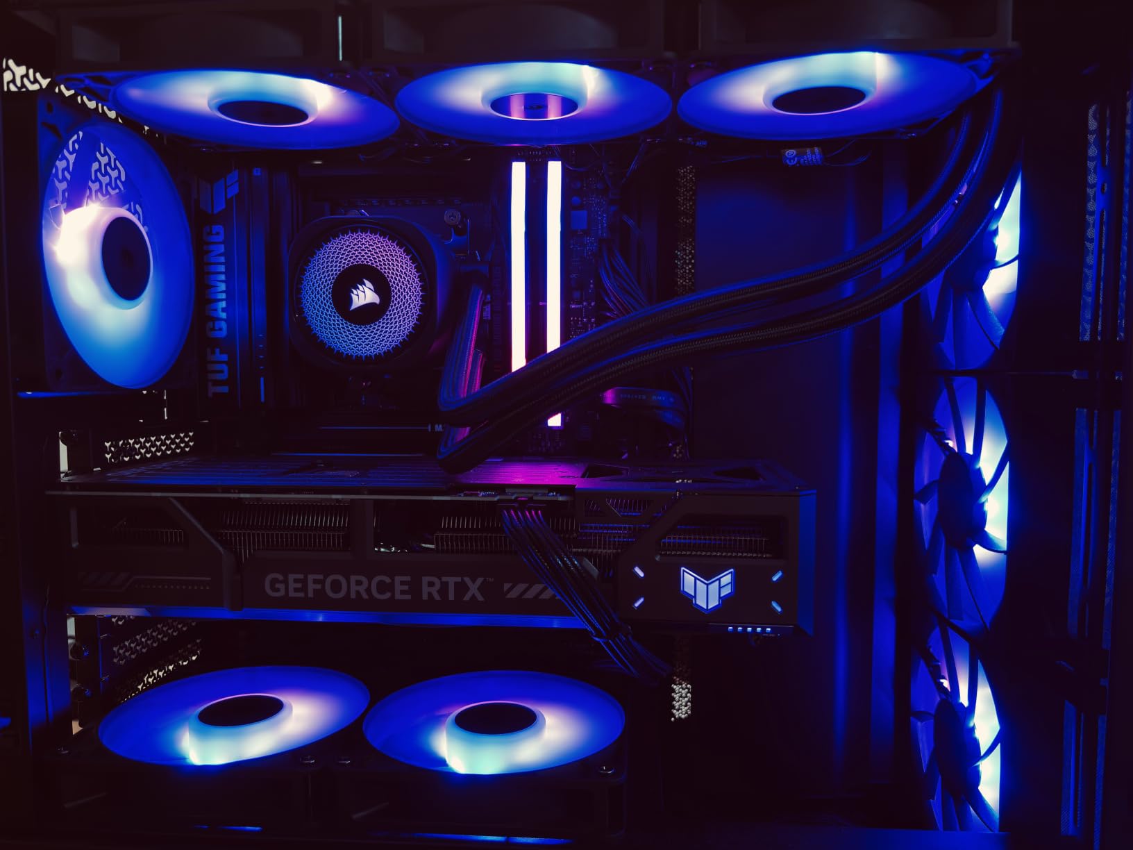 Solid case, minor cable management issue